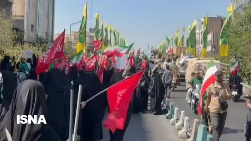 قابی از حضور پرشور مردم در رزمایش ۳۱۳ هزار نفری «جان فدای ایران» در خیابان‌های تهران