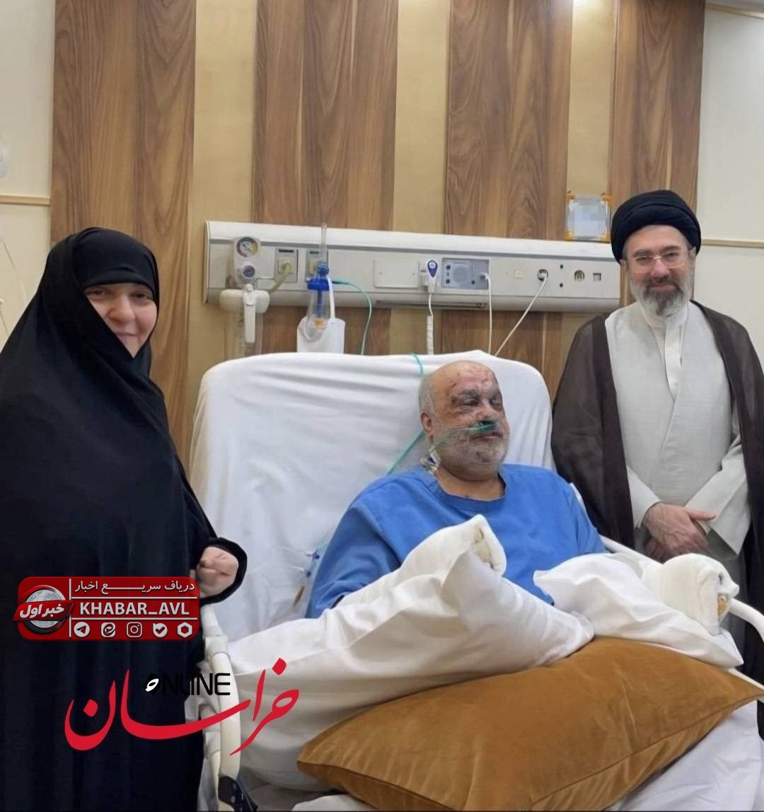 تصویر رهبر معظم انقلاب در عیادت از سفیر مجروح ایران در لبنان پس‌ از انفجار پیجرها